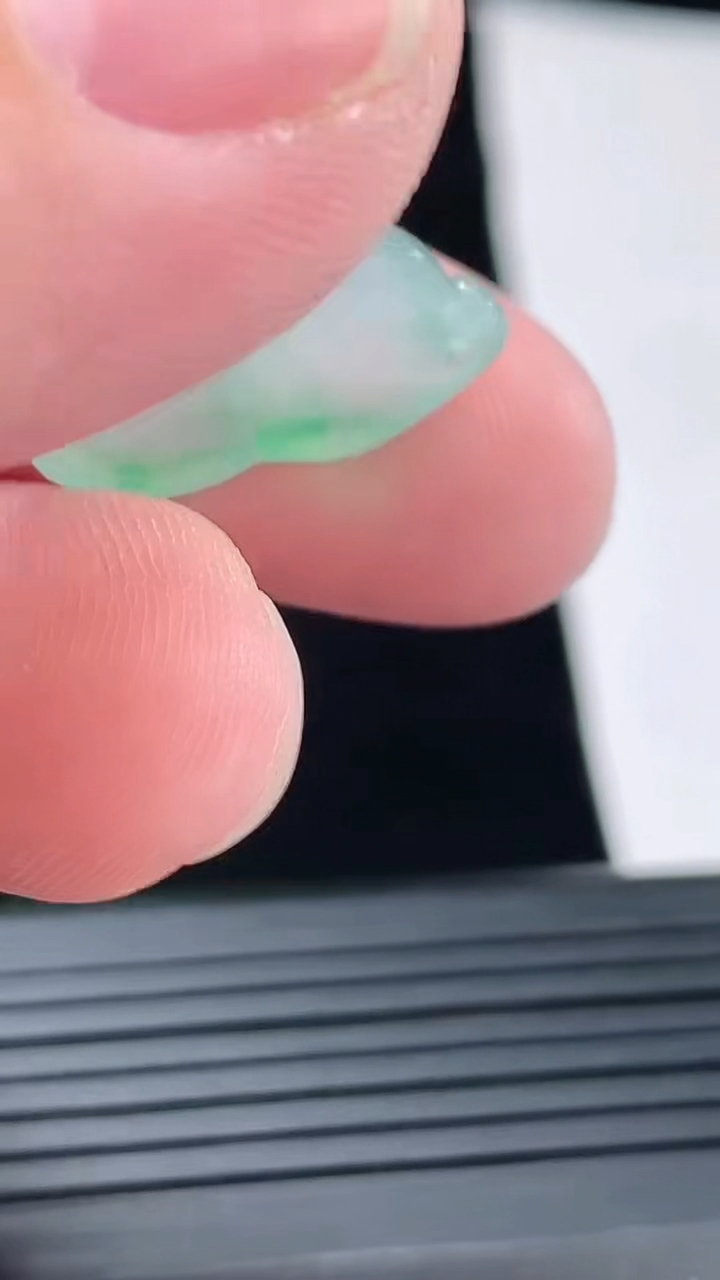 天然A货翡翠葫芦镶嵌件，尺寸19.5-15-6.5重量:3.06g
4月29日