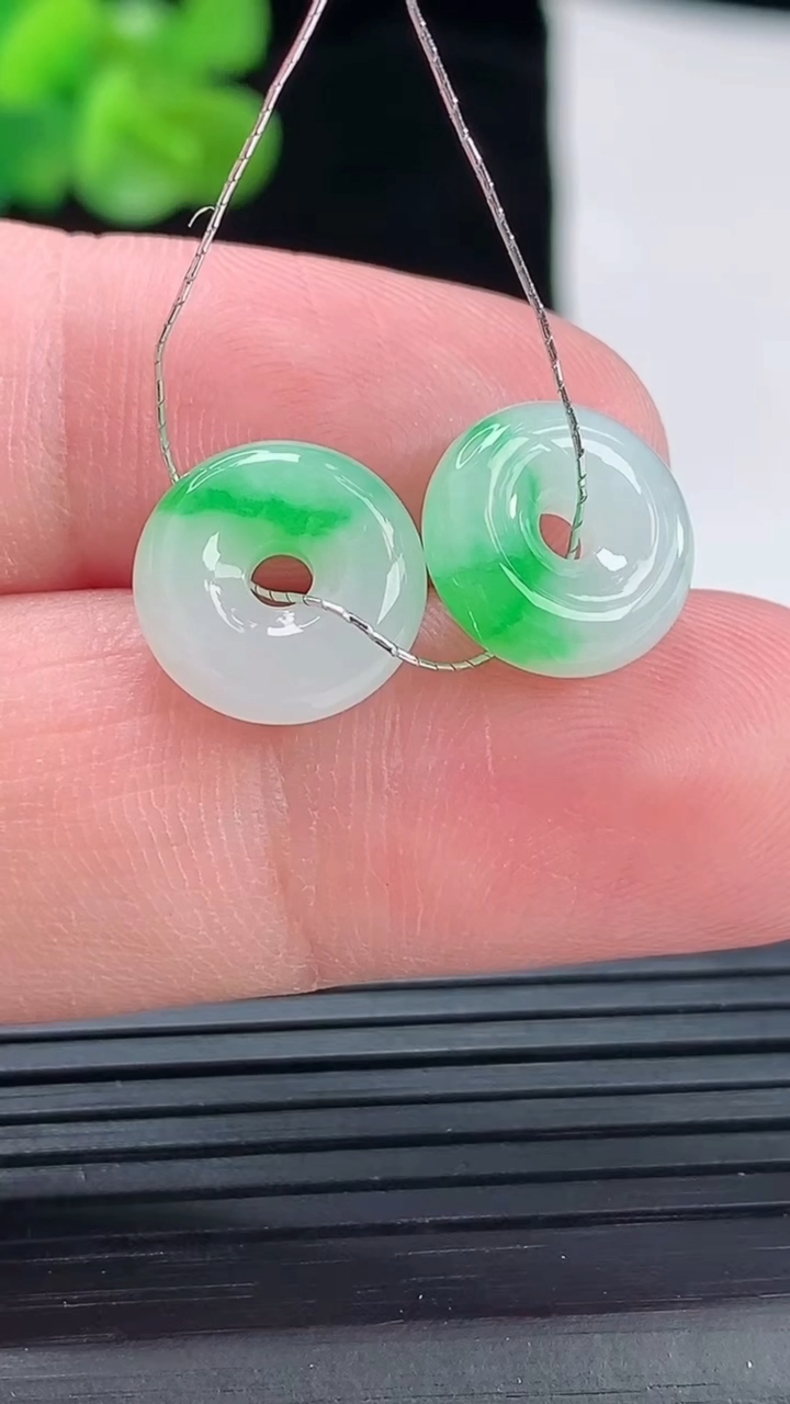 天然A货翡翠平安扣吊坠一对，尺寸12-3.8重量:2.23g
4月29日