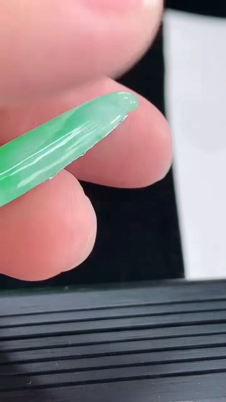 天然A货翡翠福瓜镶嵌件，尺寸33.5-13-3重量:2.84g
4月29日