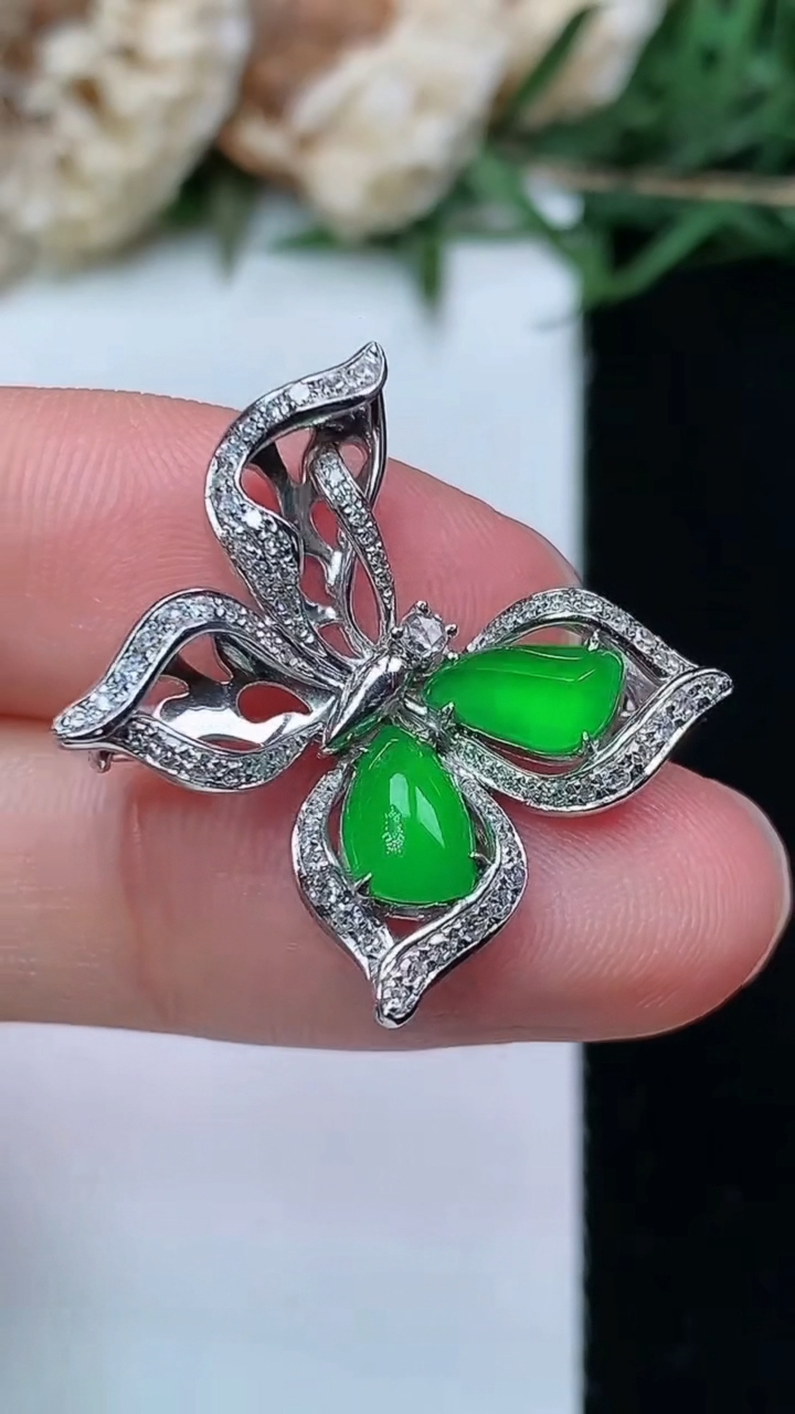 天然A货翡翠随形 蝴蝶胸针，尺寸18.5-20.9-7.6，裸石7-4.5，重量:4.13g
4月29日