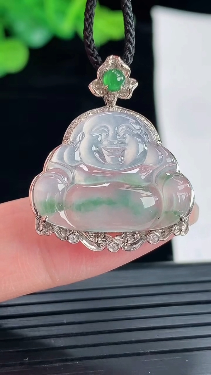 天然A货翡翠种飘花佛公吊坠，尺寸30-24-6，裸石18-22.6重量:3.13g
4月29日