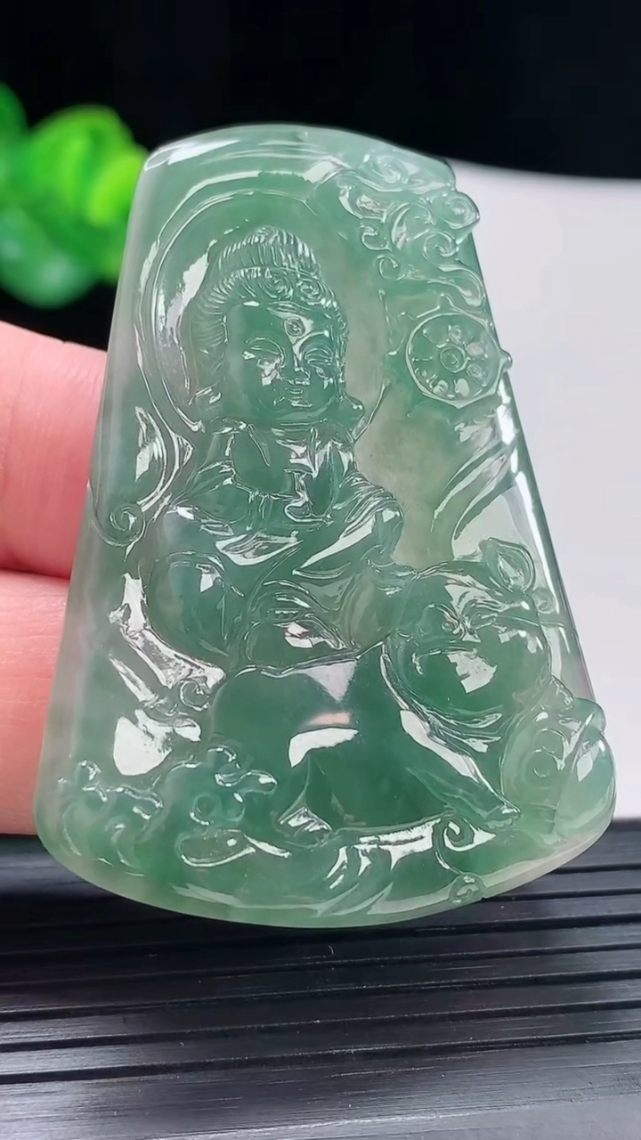 天然A货翡翠观音菩萨吊坠，尺寸56-39.6-5.5重量:20.38g
4月29日