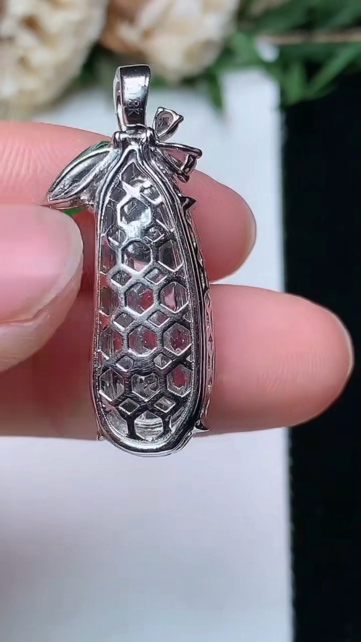 天然A货翡翠福豆吊坠，尺寸24-9.5-7，重量:4.90g
4月29日