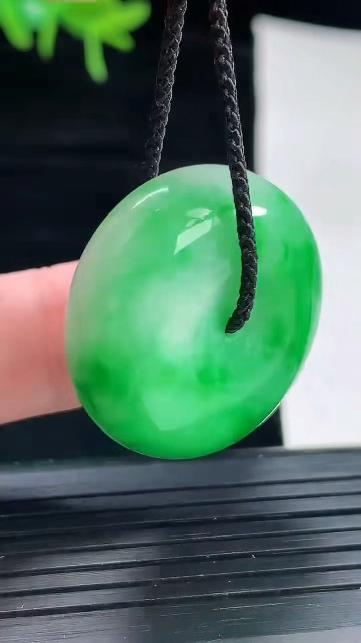 天然A货翡翠路路通吊坠，尺寸28.6-12.5重量:21.69g
4月29日