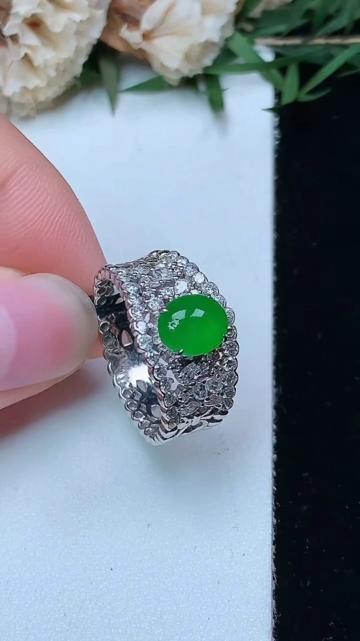 天然A货翡翠蛋面戒指，尺寸16.5-7.2-5.9，重量:4.86g2026年4月29日
工厂直销收藏佳品,种好水足，色泽均匀，有种有色，上手高大气！
