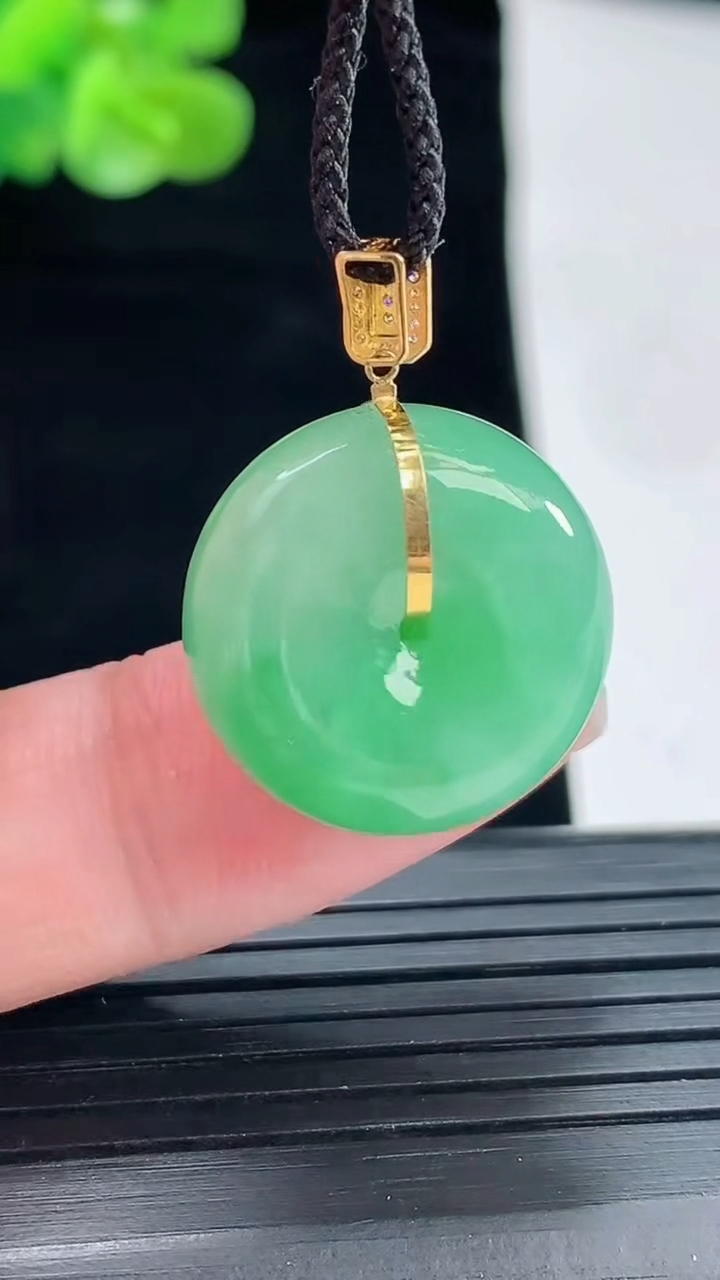 天然A货翡翠路路通吊坠，尺寸19-9.5重量:7.60g
4月29日