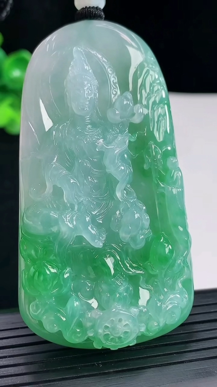 天然A货翡翠大势至菩萨吊坠，尺寸73-40-12重量:65.35g
4月29日