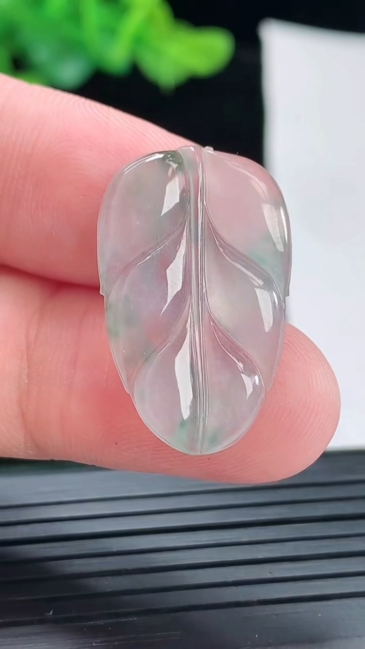 天然A货翡翠冰种飘花金枝玉叶吊坠，尺寸27-17-2重量:1.79g
4月29日