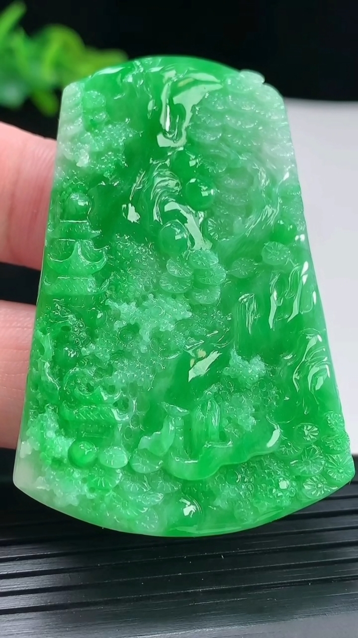 天然A货翡翠山水牌吊坠，尺寸59.6-40-5.5重量:26.81g
4月29日