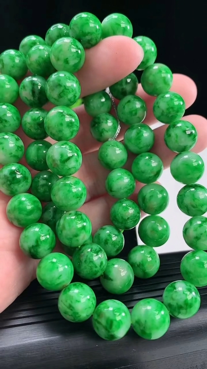 天然A货翡翠圆珠项链，尺寸11-55颗重量:136.53g4月29日
工厂直销收藏佳品,种好水足，色泽均匀，有种有色，上手高大气！
