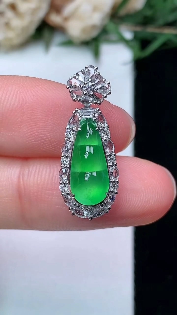 天然A货翡翠福豆吊坠，尺寸23.3-9-8，裸石13-5.7，重量:2.53g
4月29日