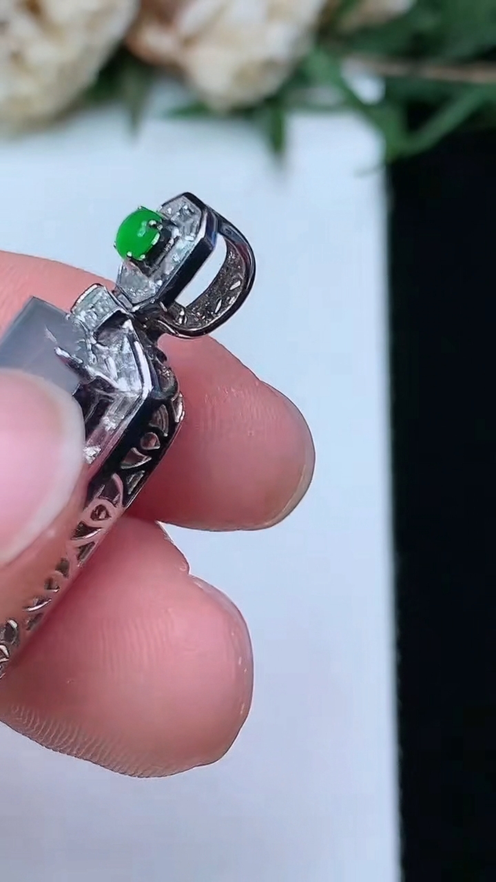 天然A货翡翠白冰平安柱吊坠，尺寸28.8-12.7-10.3，裸石18.3-8.6，重量:6.00g
4月29日