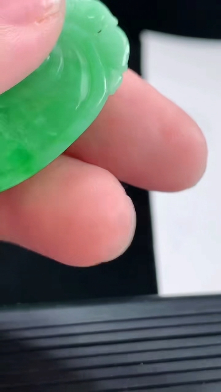 天然A货翡翠如意吊坠，尺寸36-24-5.2重量:9.19g
4月29日