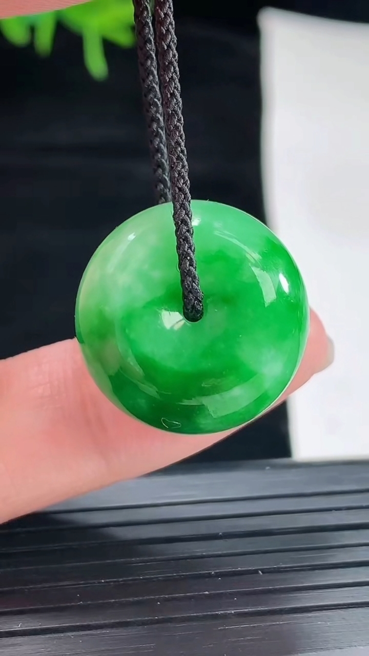 天然A货翡翠路路通吊坠，尺寸20.5-13重量:11.19g
4月29日