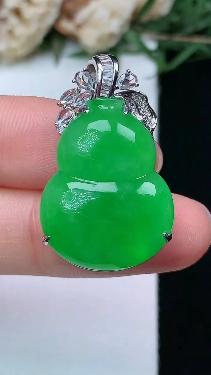 天然A货翡翠葫芦吊坠，尺寸22.4-17.4-8.5，重量:6.12g
4月29日