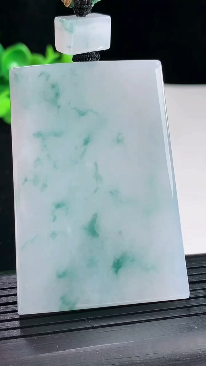 天然A货翡翠飘花无事牌吊坠，尺寸60.5-41-6重量:56.15g
4月29日