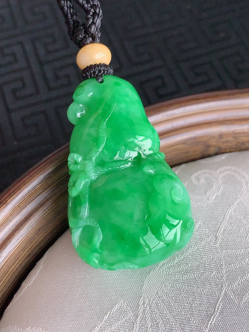 天然A货翡翠满绿葫芦吊坠  
尺寸38-24-13.8mm 重量25.66g 0428