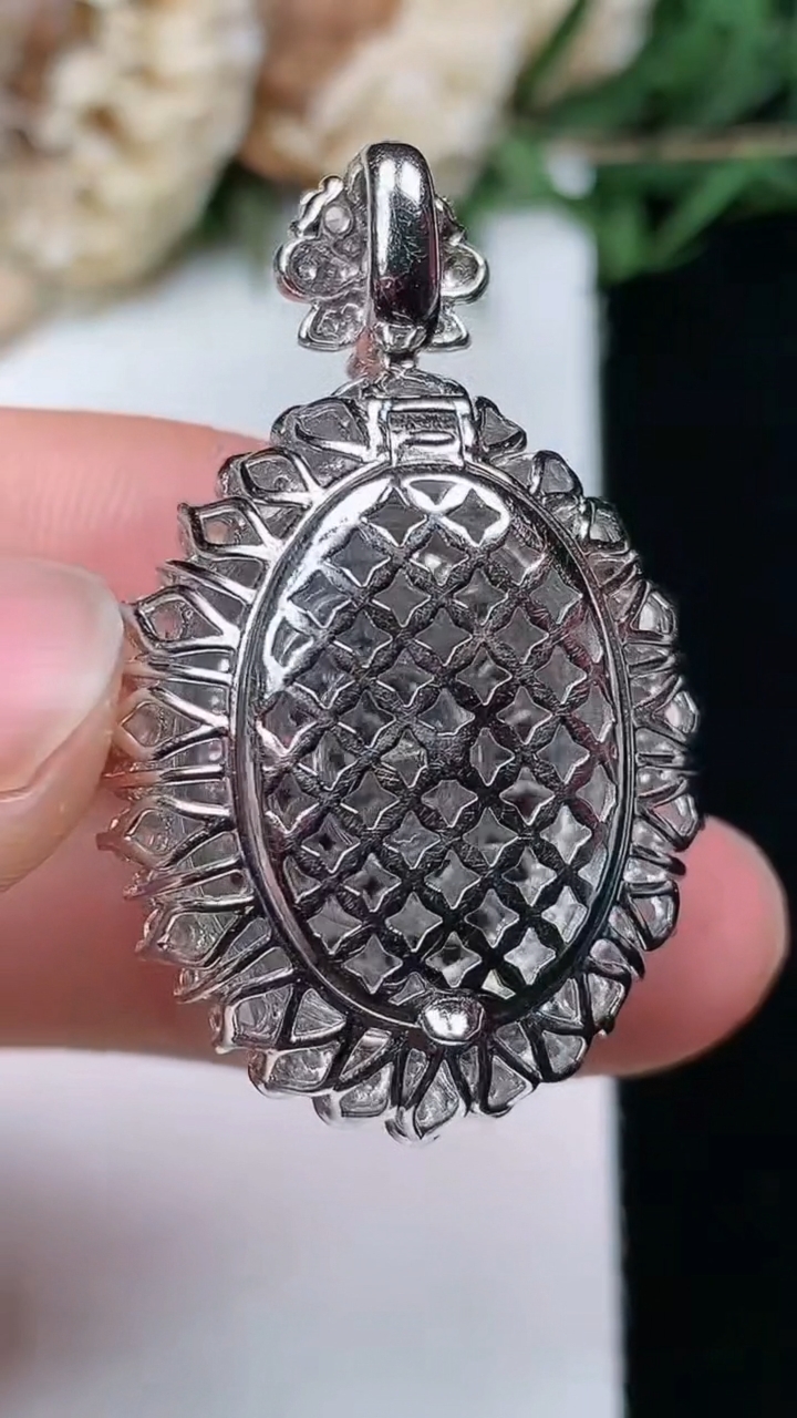 天然A货翡翠蛋面吊坠，尺寸36.6-23-15.8，裸石19.8-16.4，重量:11.84g
4月29日