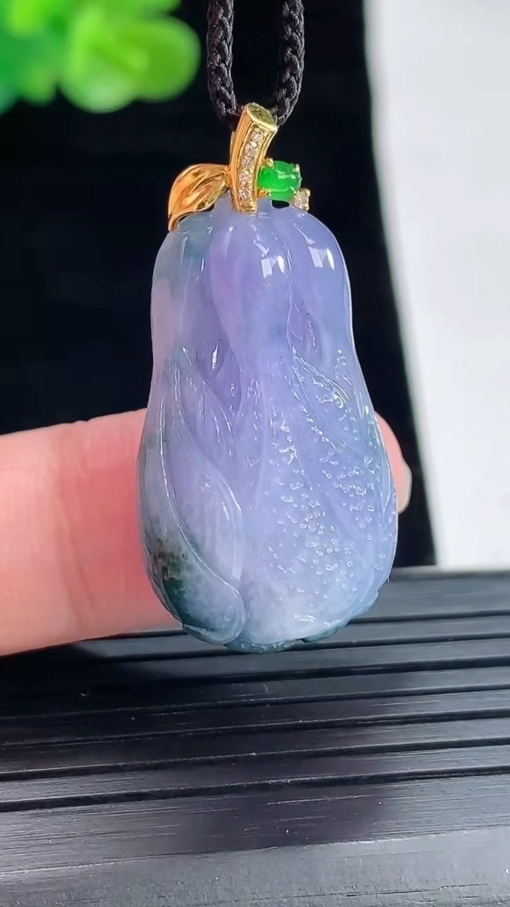 天然A货翡翠18k金紫罗兰 飘花白菜吊坠，尺寸27.5-17-9.2重量:7.79g
4月29日