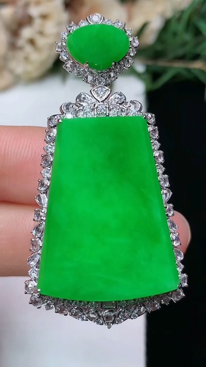 天然A货翡翠无事牌吊坠，尺寸47.7-24.4-10.5，裸石26.3-19.8，重量:11.73g
4月29日