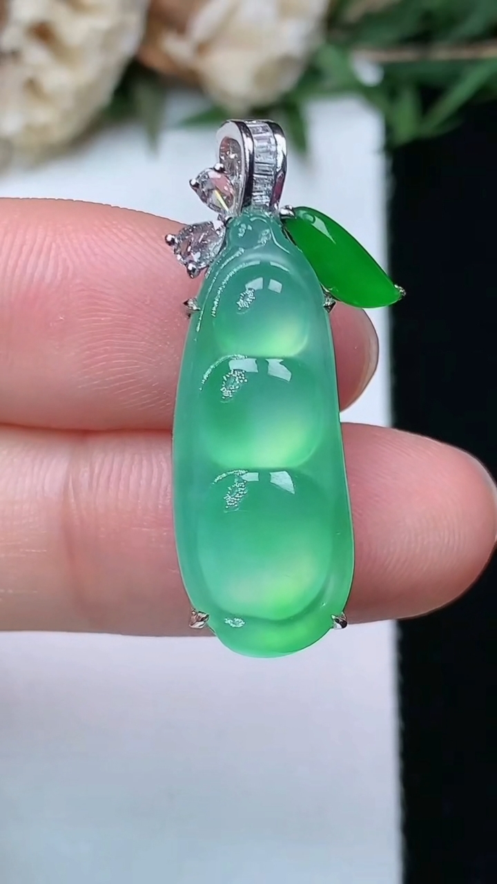 天然A货翡翠福豆吊坠，尺寸24-9.5-7，重量:4.90g
4月29日