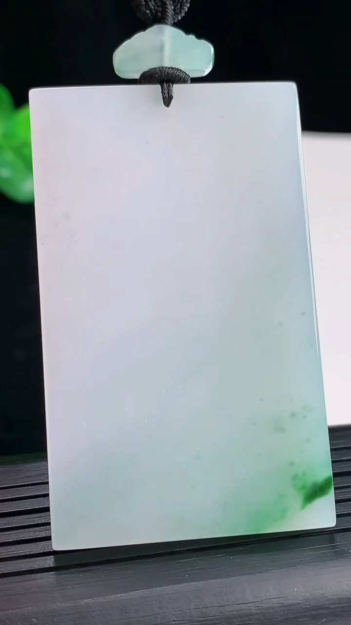 天然A货翡翠无事牌吊坠，尺寸63-38.5-5重量:44.32g
4月29日