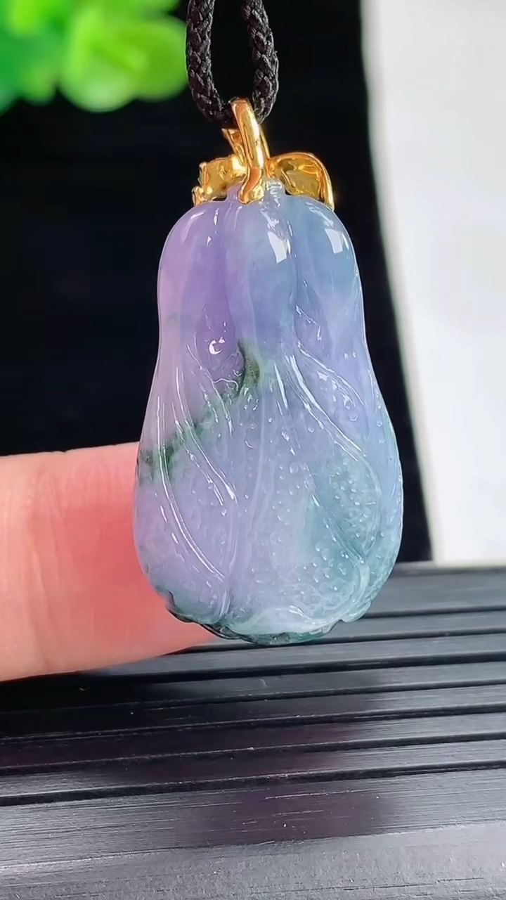 天然A货翡翠18k金紫罗兰 飘花白菜吊坠，尺寸27.5-17-9.2重量:7.79g
4月29日