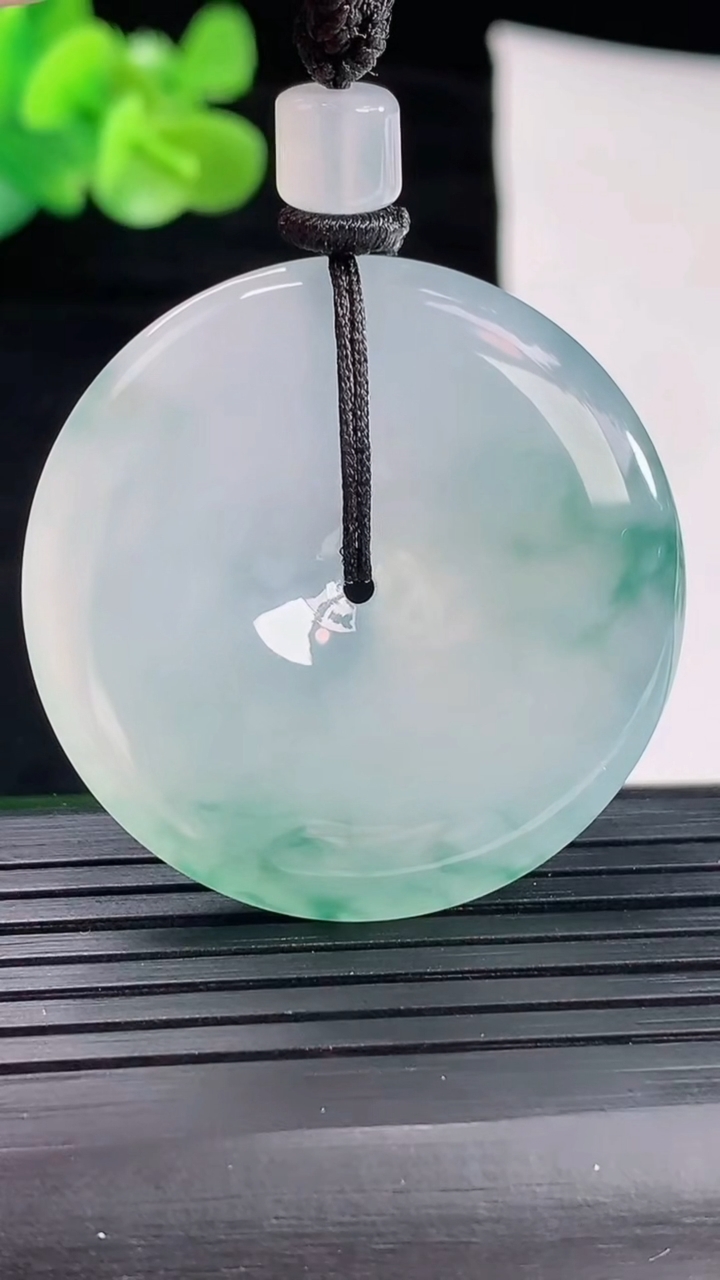 天然A货翡翠种飘花平安扣吊坠，尺寸38-6重量:23.07g
4月29日