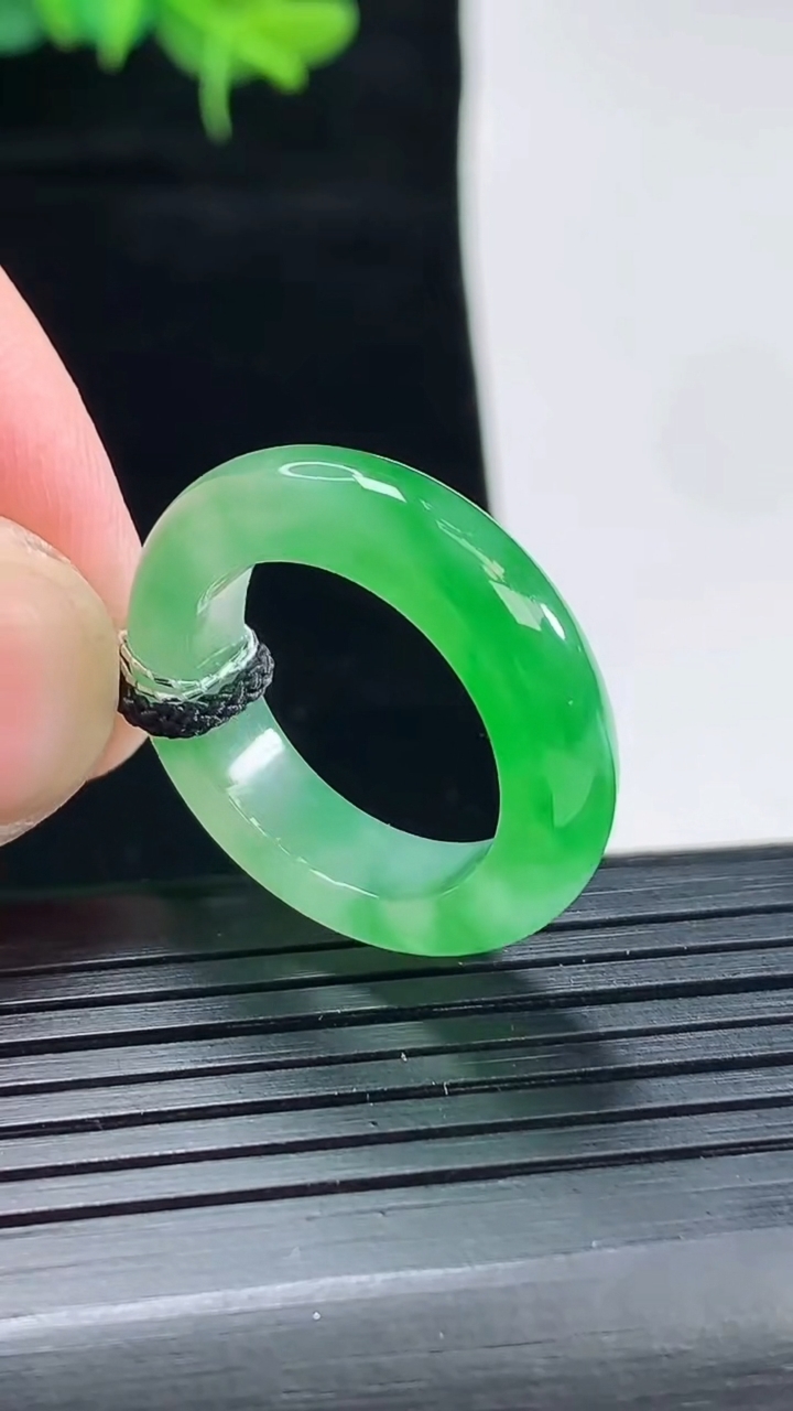天然A货翡翠玉指环 戒指，尺寸18-6-4重量:4.88g2026年4月29日
工厂直销收藏佳品,种好水足，色泽均匀，有种有色，上手高大气！
