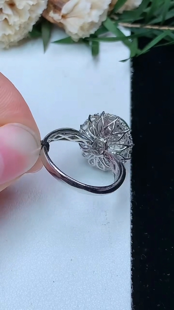 天然A货翡翠蛋面戒指，尺寸17.4-12.2-9.6，重量:4.00g2026年4月29日
工厂直销收藏佳品,种好水足，色泽均匀，有种有色，上手高大气！