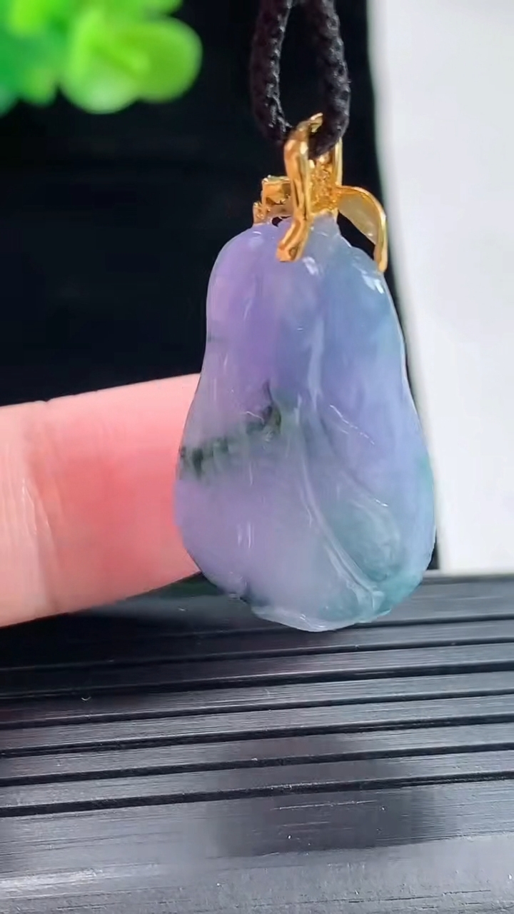 天然A货翡翠18k金紫罗兰 飘花白菜吊坠，尺寸27.5-17-9.2重量:7.79g
4月29日