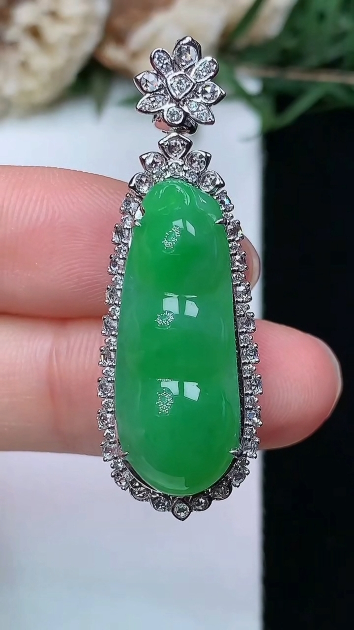 天然A货翡翠福豆吊坠，尺寸39.8-13.6-9.2，裸石25.4-9.9，重量:5.67g
4月29日