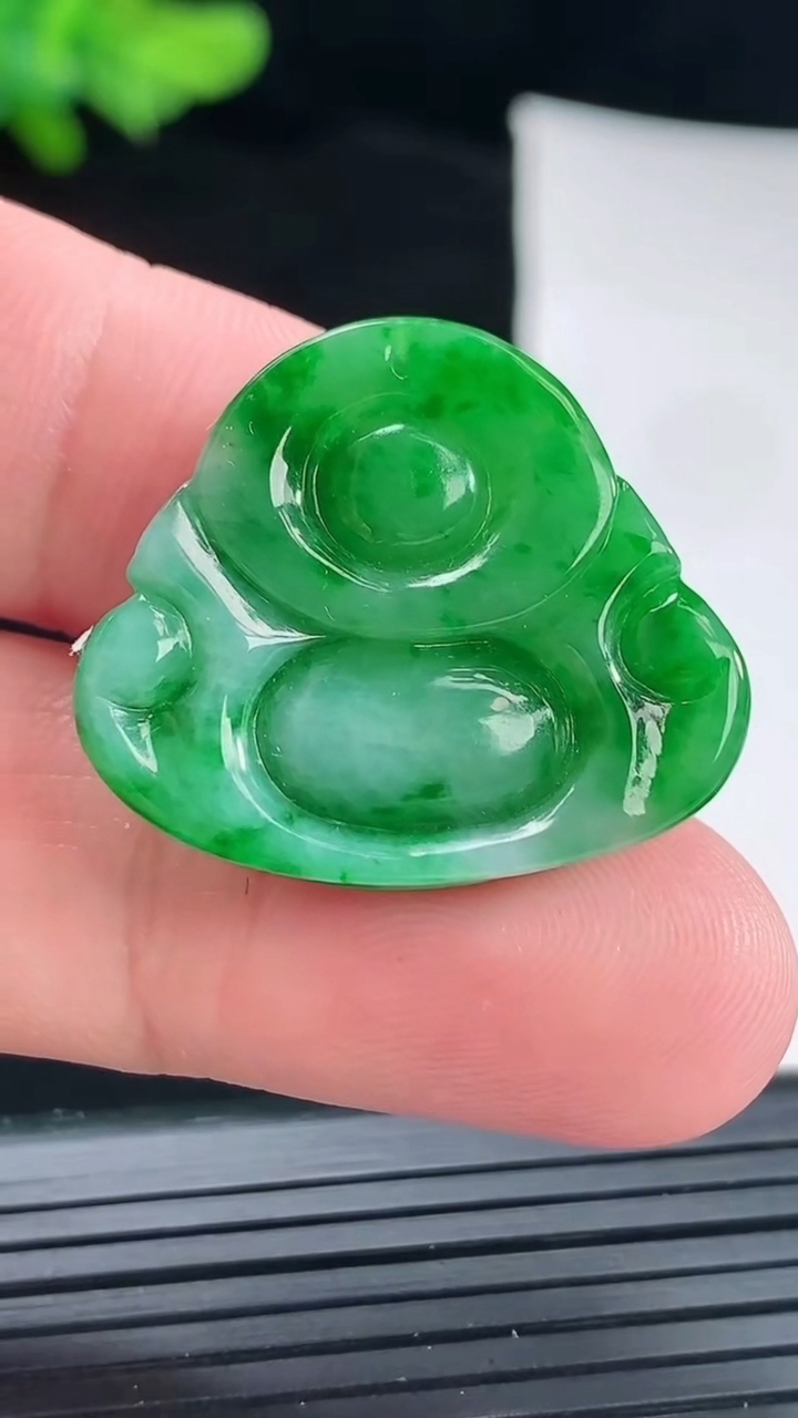 天然A货翡翠佛公吊坠，尺寸24.2-28-4.2重量:5.17g
4月29日