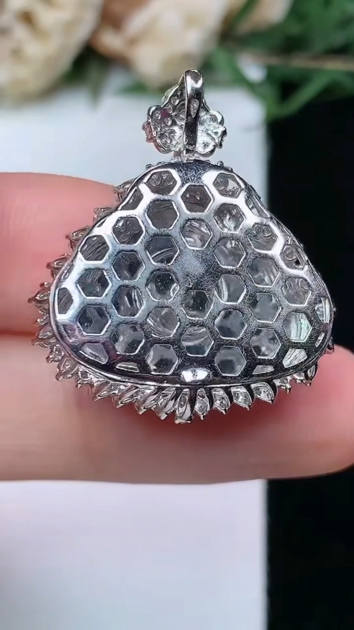 天然A货翡翠佛公吊坠，尺寸27.3-23.8-11.4，裸石14.9-19.5，重量:5.54g
4月29日