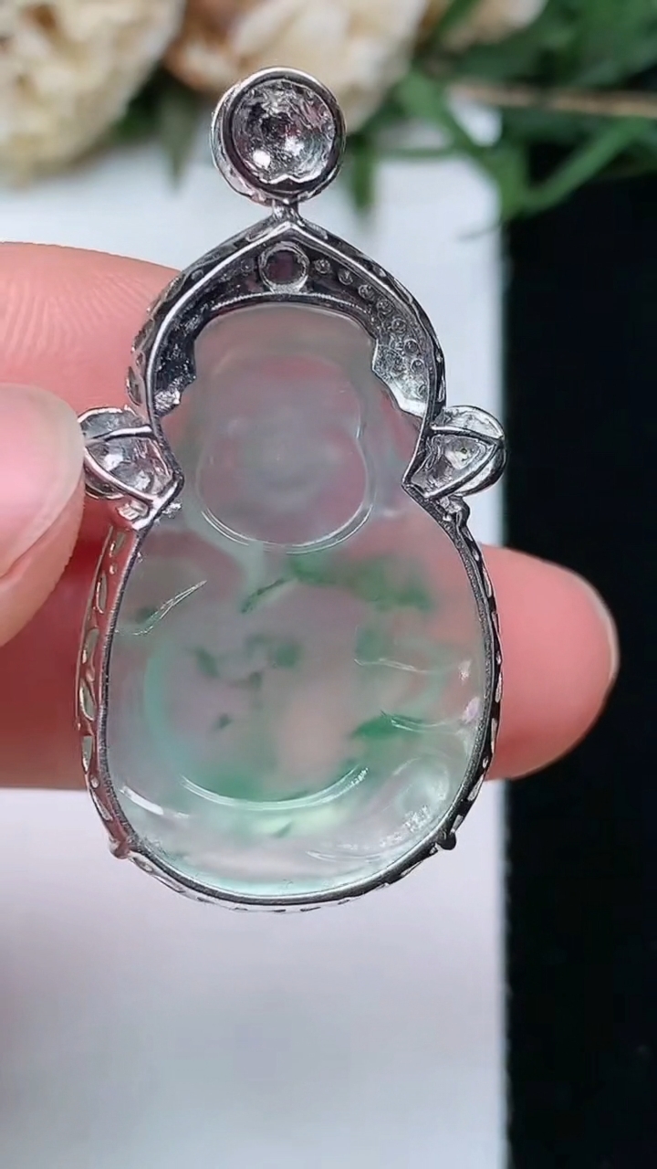 天然A货翡翠飘花财神爷吊坠，尺寸26.8-18.8-8，重量:5.81g
4月29日