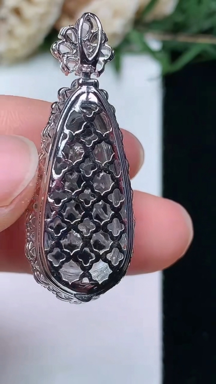 天然A货翡翠福豆吊坠，尺寸36.9-14-11.5
4月29日