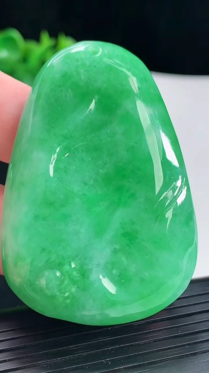 天然A货翡翠素衣观音吊坠，尺寸59-41-12重量:56.95g
4月29日