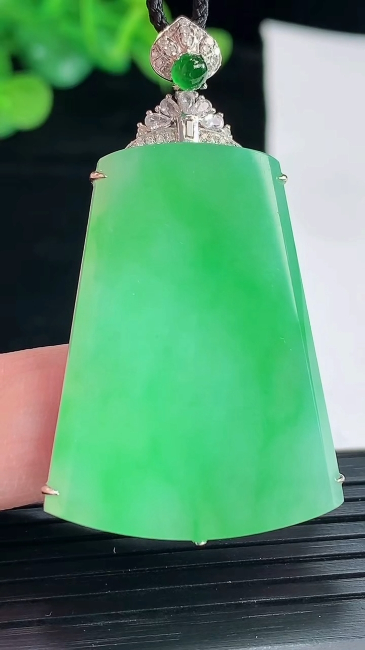 天然A货翡翠无事牌吊坠，尺寸49.5-29-6，裸石36.5-29重量:12.58g
4月29日