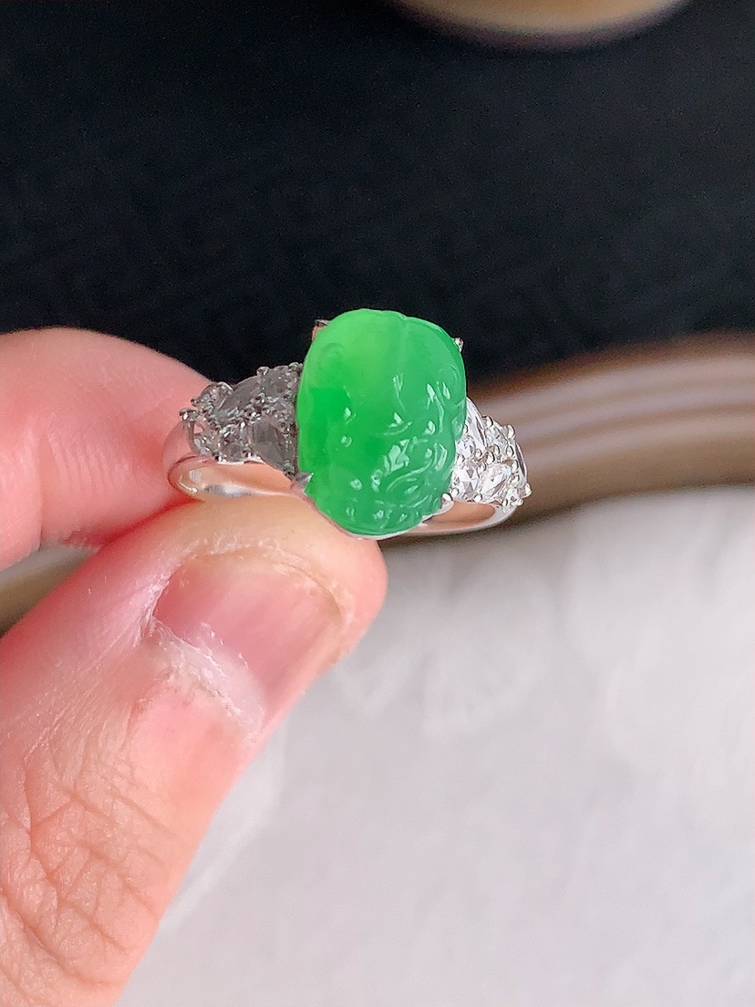 天然A货翡翠18K金伴钻镶嵌满绿招财貔貅戒指 圈口17.7裸石
尺寸11-8mm 重量3.33g 0