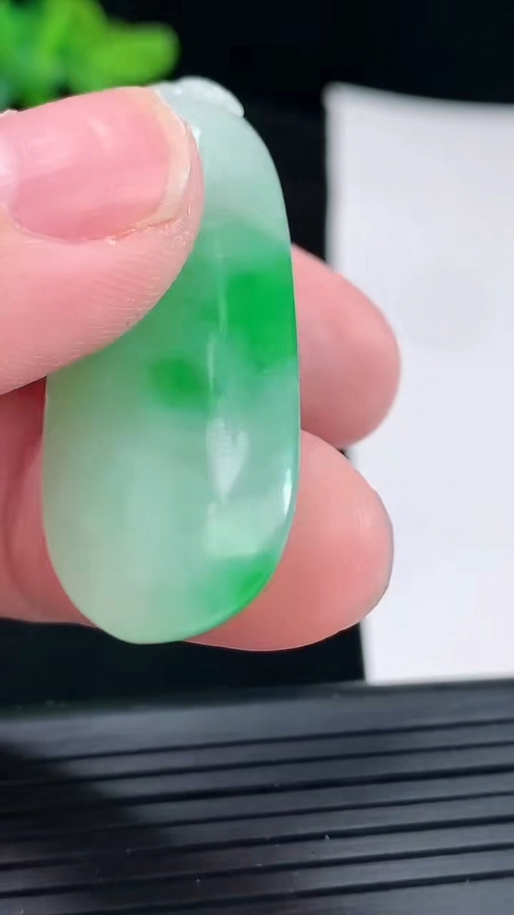 天然A货翡翠福瓜吊坠，尺寸44.6-17.5-12.8重量:15.79g
4月29日