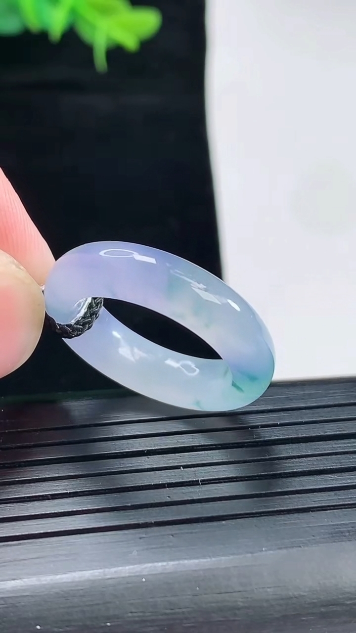 天然A货翡翠种紫罗兰 飘花玉指环 戒指，尺寸18-6-4.2重量:4.76g2026年4月29日
工厂直销收藏佳品,种好水足，色泽均匀，有种有色，上手高大气！