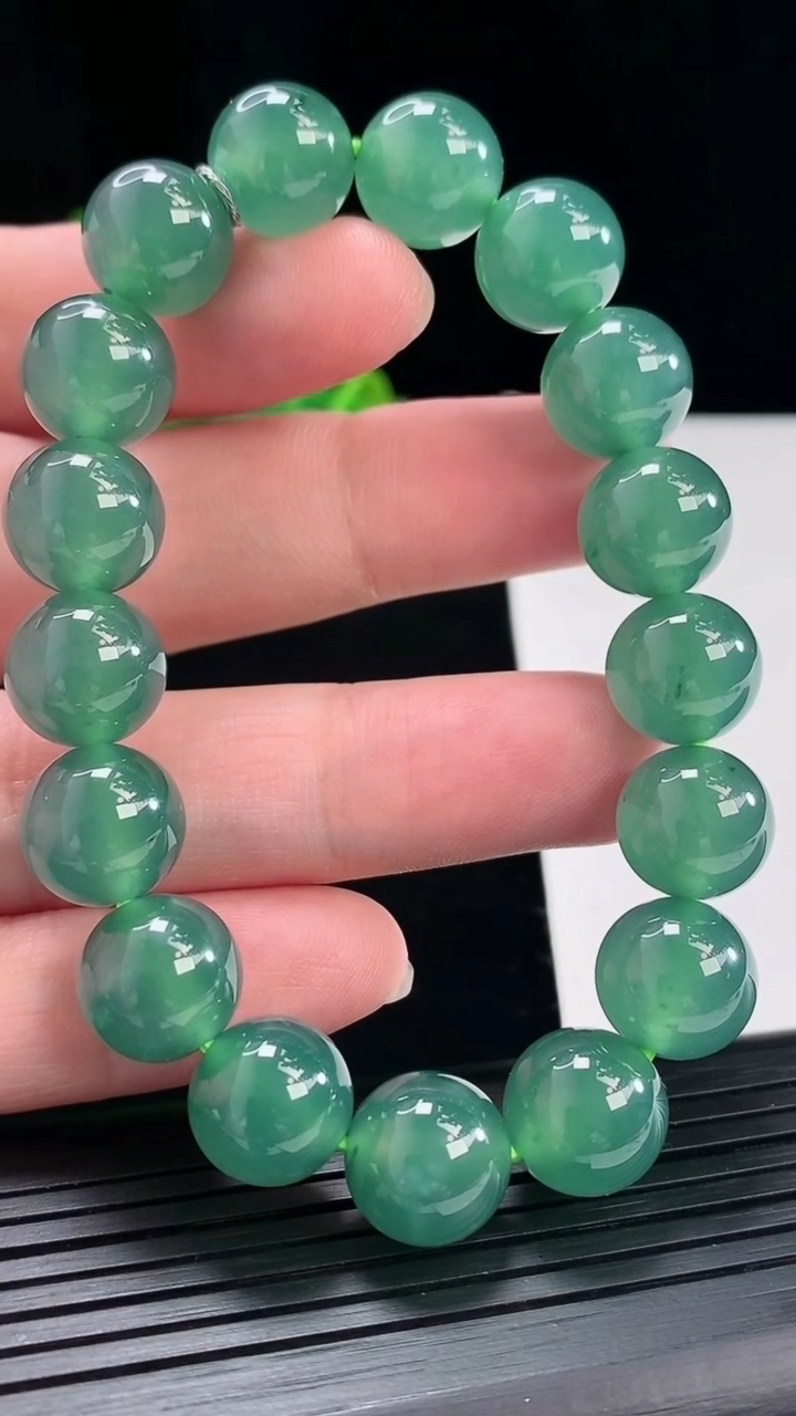 天然A货翡翠圆珠手串，尺寸12-17颗重量:48.15g4月29日
工厂直销收藏佳品,种好水足，色泽