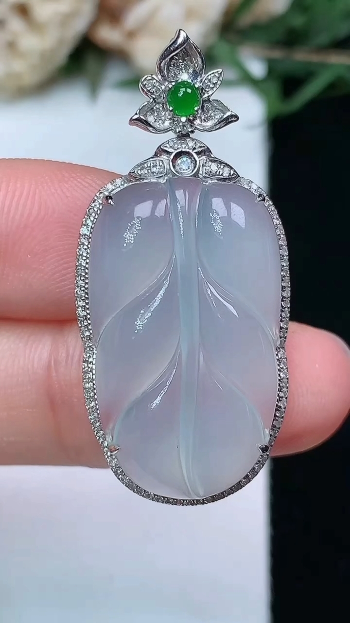 天然A货翡翠白冰金枝玉叶 叶子吊坠，尺寸37-17-8.3，裸石24.5-14.8，重量:5.00g