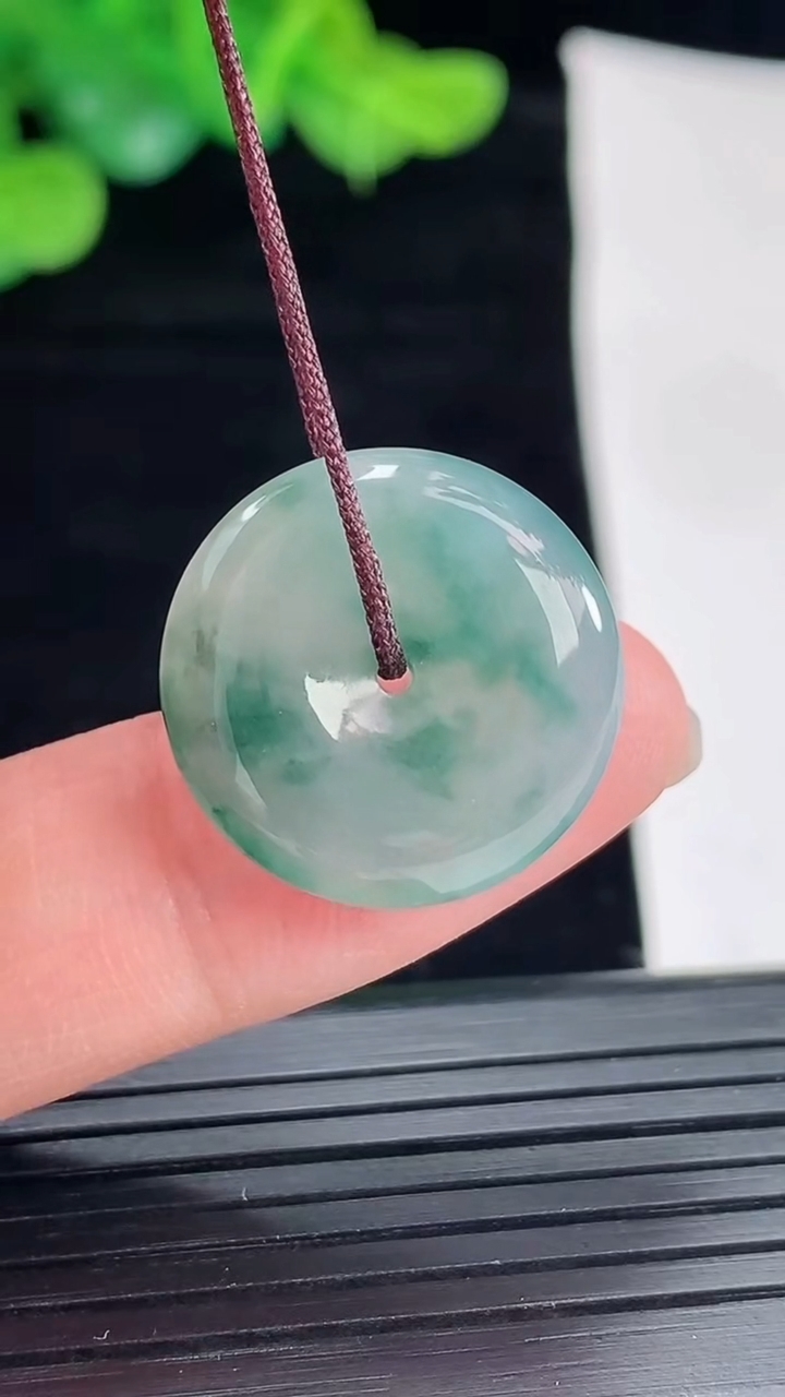 天然A货翡翠飘花平安扣吊坠，尺寸19-4.2重量:3.22g
4月29日