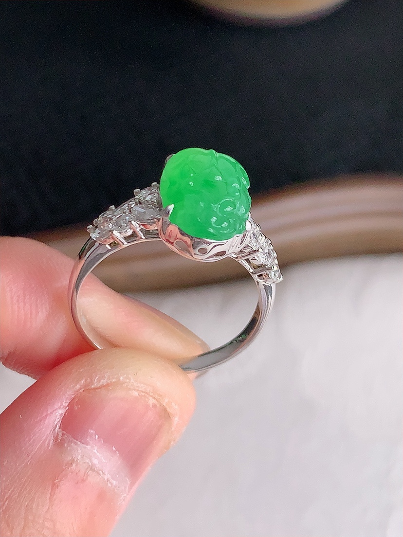 天然A货翡翠18K金伴钻镶嵌满绿招财貔貅戒指 圈口17.7裸石
尺寸11-8mm 重量3.33g 0