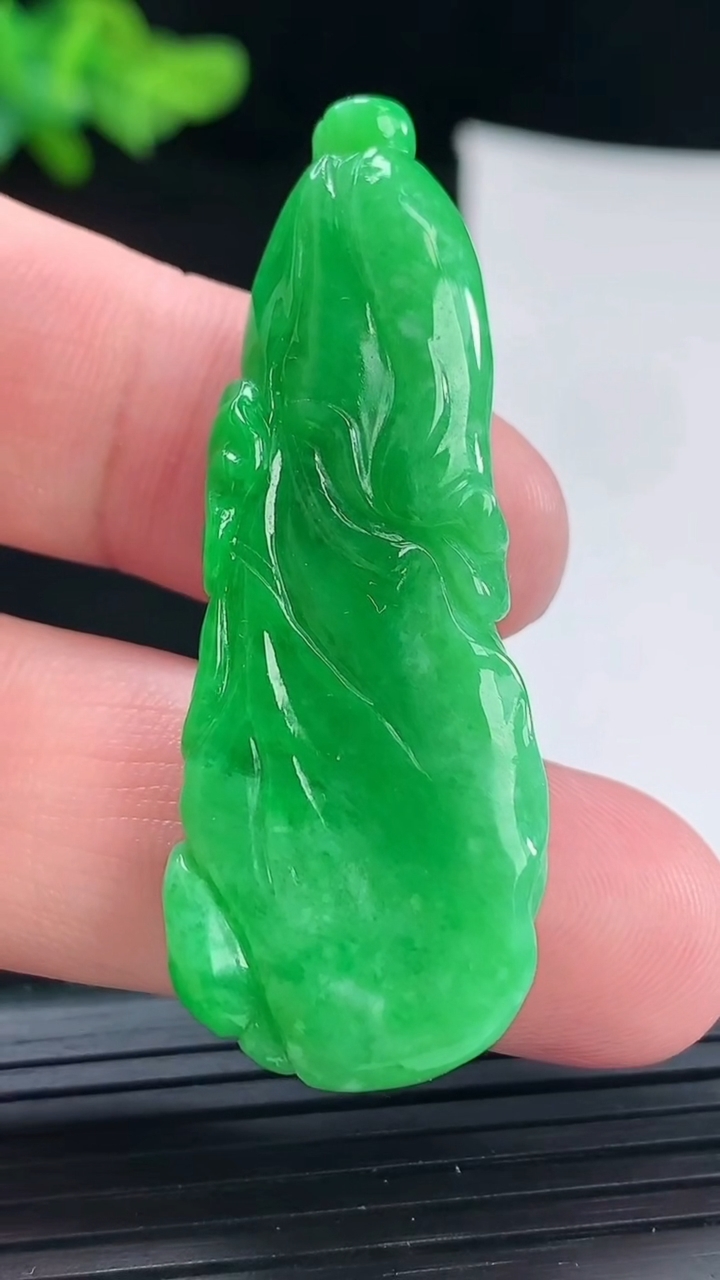 天然A货翡翠白菜吊坠，尺寸50.5-19-7.2重量:13.00g
4月29日