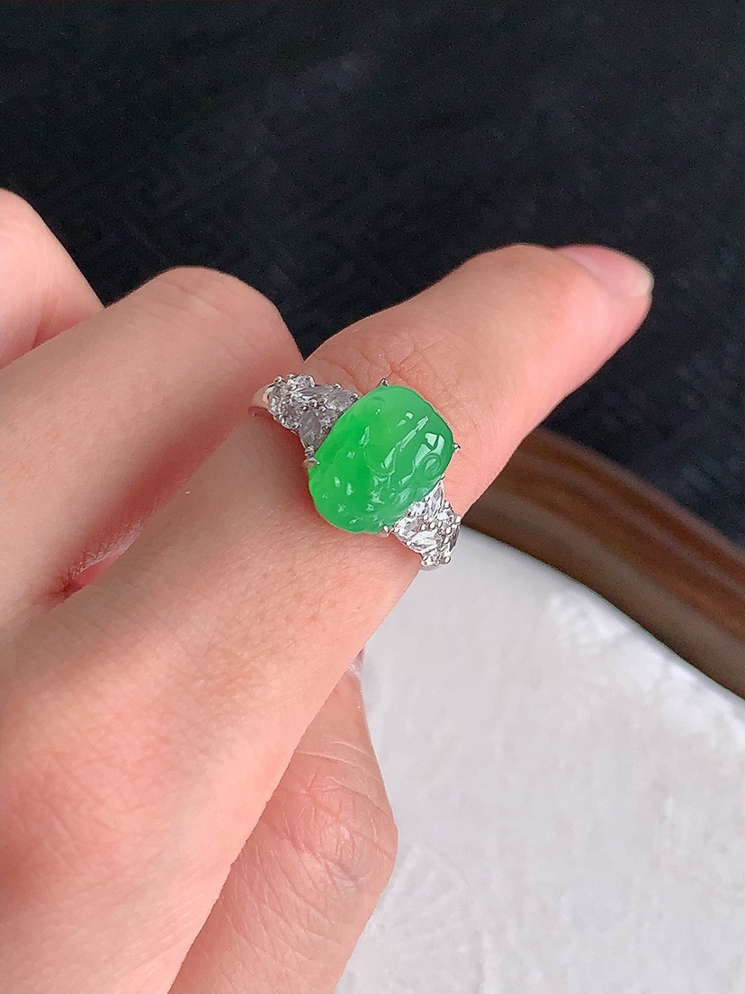 天然A货翡翠18K金伴钻镶嵌满绿招财貔貅戒指 圈口17.7裸石
尺寸11-8mm 重量3.33g 0428