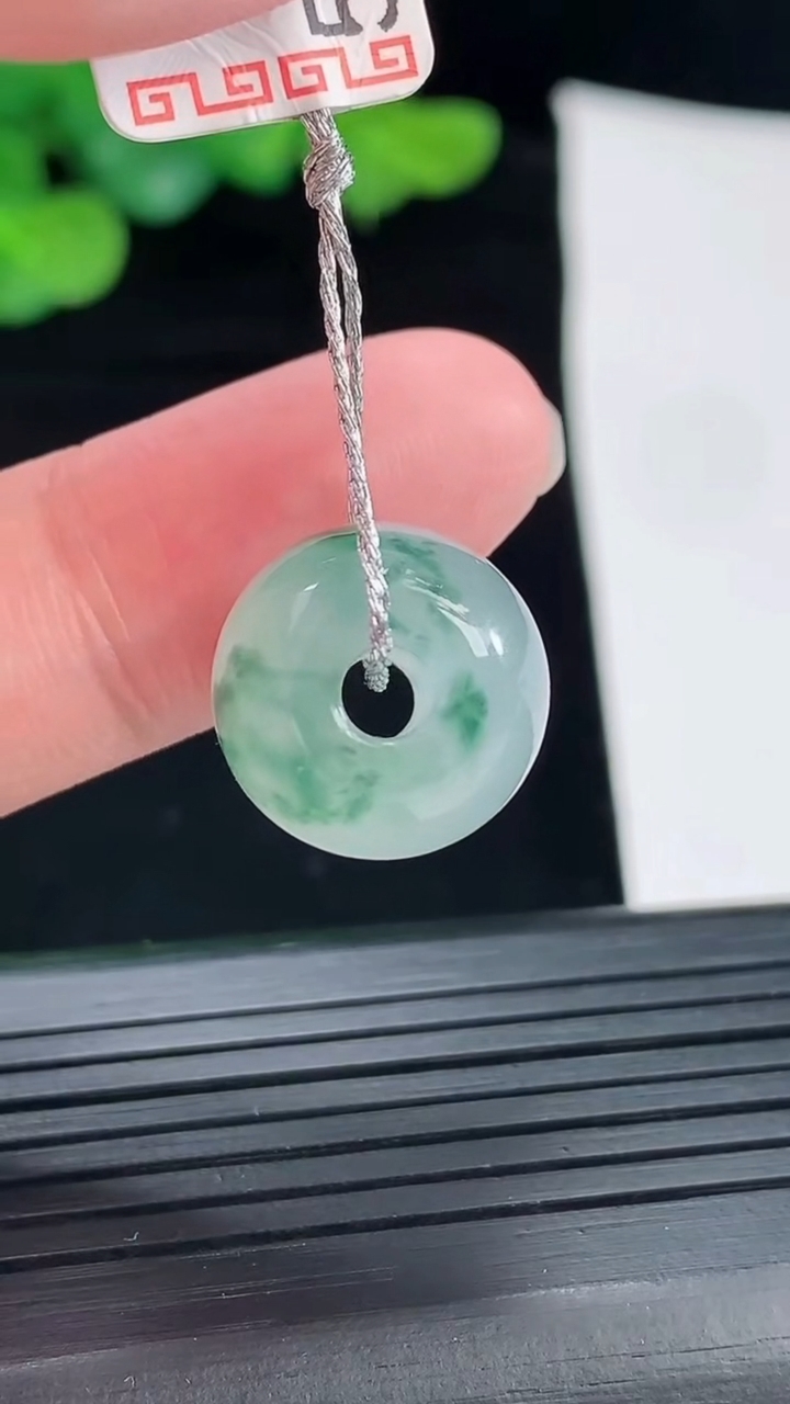 天然A货翡翠冰种飘花路路通吊坠，尺寸12.5-15重量:5.32g
4月29日