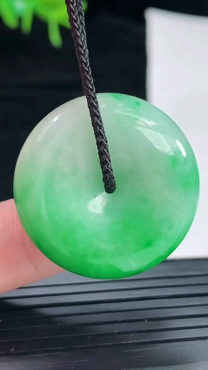 天然A货翡翠路路通吊坠，尺寸28.6-12.5重量:21.69g
4月29日