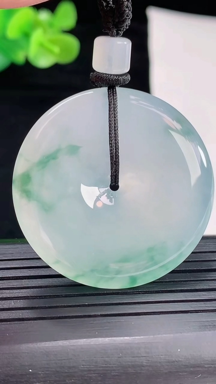 天然A货翡翠种飘花平安扣吊坠，尺寸38-6重量:23.07g
4月29日